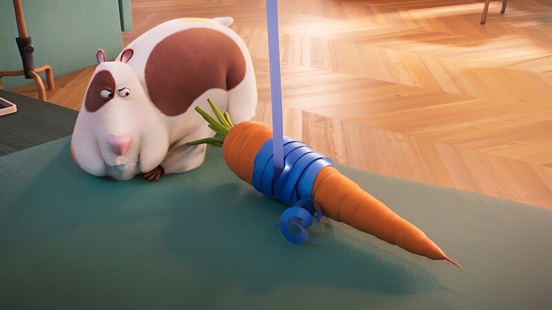 Albert braucht die Coop-Truppe, um ihn zu füttern, denn sein Besitzer hat ihm nichts zu essen gegeben. Sein Besitzer will nämlich, dass er abnimmt, indem er in seinem Hamsterrad trainiert. – Bild: KiKA/​KiKA/​2022 Sixteen South/​Mikros Animation IP/​Tencent