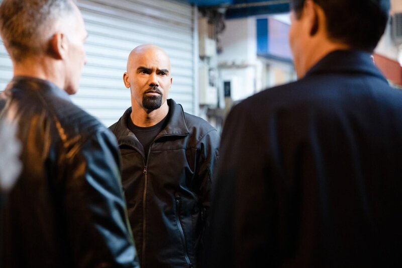 (v.li.): Jay Harrington (David Kay), Shemar Moore (Daniel ‚Hondo‘ Harrelson), Sonny Saito (Yoshida). – Bild: ORF/​Sony Pictures/​CBS/​Yosuke Koino