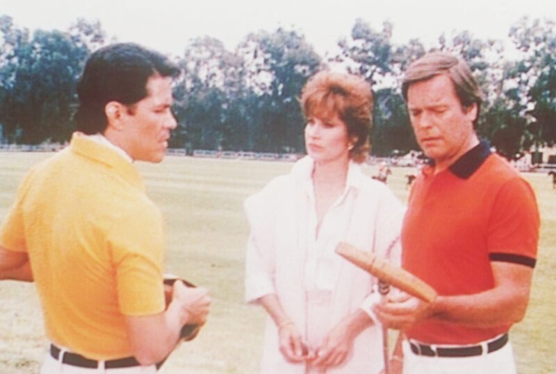 Der argentinische Polospieler José (A. Martinez, l.) schenkt Jonathan (Robert Wagner, r.) einen traditionsreichen Schläger. Jennifer (Stefanie Powers, M.) fühlt sich ebenfalls geehrt. – Bild: Columbia Pictures