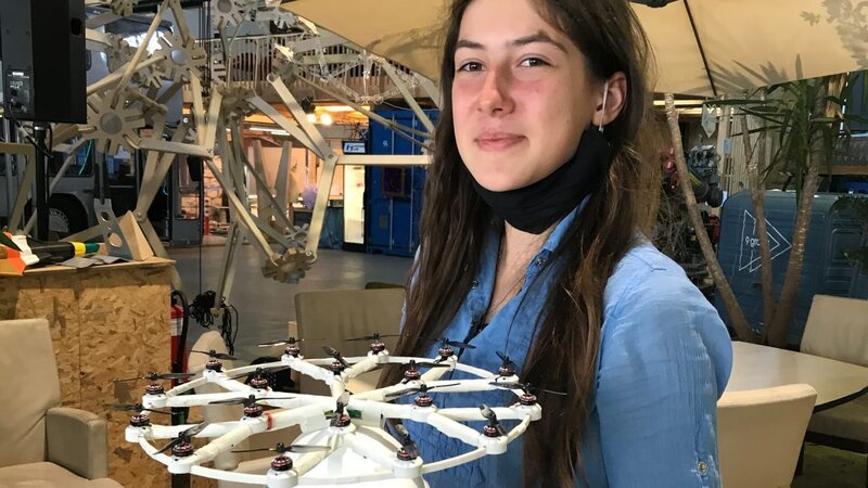 Nelli mit ihrem Modell vom Volocopter im Motionlab – Bild: rbb/​Iris Stark