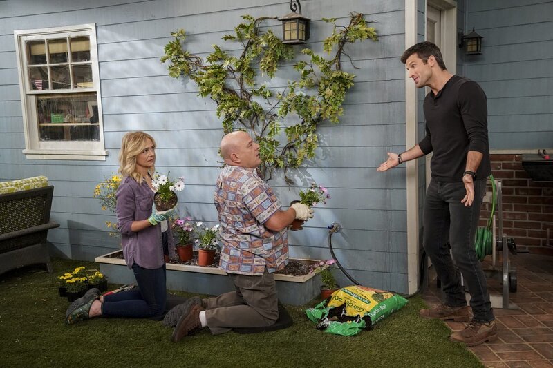 (v.l.n.r.) Lois (Rachel Bay Jones); Art (Dean Norris); Riley (Parker Young) – Bild: CBS Broadcasting, Inc. /​ Sonja Flemming