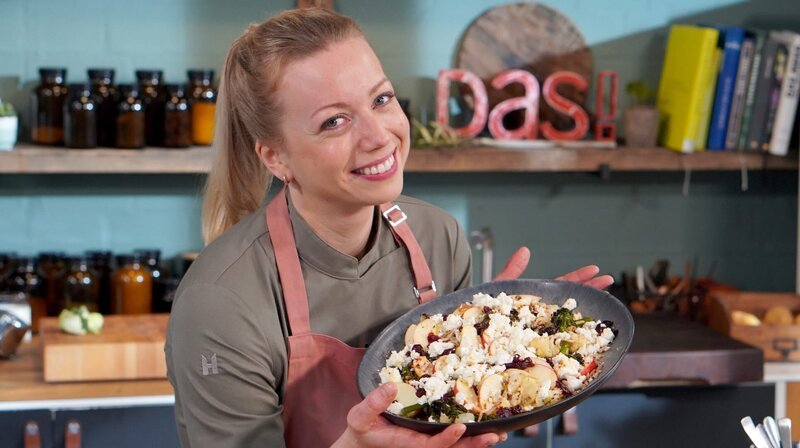 DAS! Kochstudio „DAS!“: TV-Köchin Zora Klipp schwingt künftig den Kochlöffel für „DAS! Kochstudio“. – Bild: NDR/​Florian Kruck /​ NDR Presse und Information