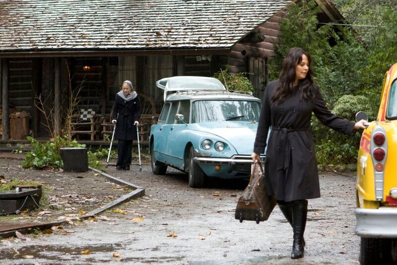 Away“ -- Pictured: (l-r) Paula Malcomson as Amanda Graystone, Polly Walker as Clarice Willow -- Photo by: Eike Schroter/​Syfy – Bild: 2009 Universal Network Television LLC ©SYFY Photocredit Mandatory, Editorial Use Only, NO archive, NO Resale