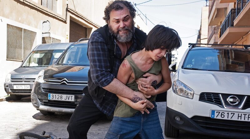 Mit roher Gewalt: Felipe Vasquez (Raphael Rubino, li.) hält den jungen Pablo (Kian Noam Omurca, re.) fest. – Bild: ARD Degeto Film/​Erik Steingroever
