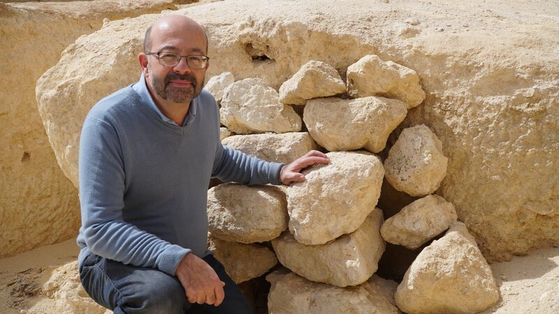 Ägyptologe Pierre Tallet vor den Ruinen in Ägypten (Landschaft). – Bild: Science Channel /​ Windfall Films