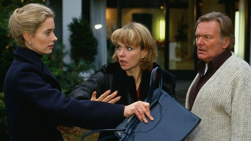 Als seine Schwiegertochter, Gudrun Schwarzkopf (Dorothea Schenck, l.) am Tatort eintrifft, kommt es zu einer Konfrontation mit Karl Axer (Helmut Griem, r.). Oberstaatsanwältin Dr. Tanja Rose (Claudia Messner, M.) kann gerade noch einen tätlichen Angriff auf den verhassten Schwiegervater verhindern. – Bild: ZDF und Conny Klein
