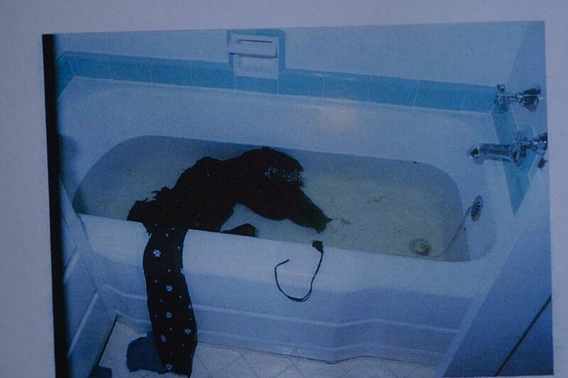 Kleidungsstücke in der Badewanne – Bild: abacus /​ Peninsula Television