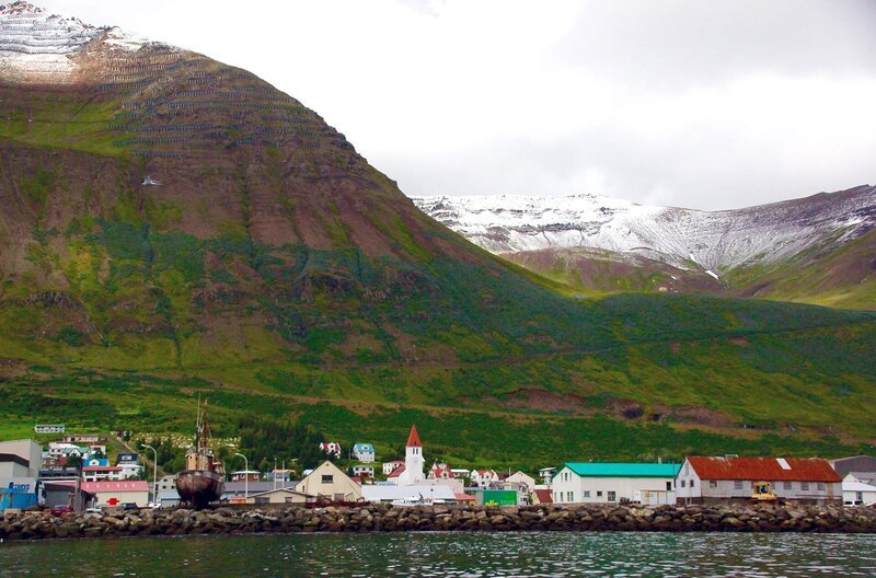 1948 war Siglufjörður noch die fünftgrößte Stadt Islands, im Sommer lebten hier bis zu 15.000 Menschen. Dann blieben die Heringe weg, die das Geld gebracht hatten. Seitdem dämmert der Ort unter der Mitternachtssonne. – Bild: BR/​rbb