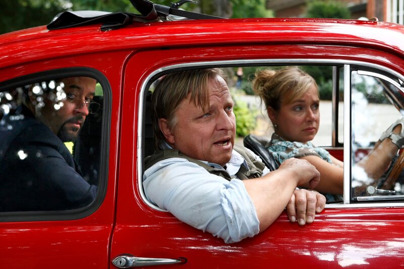 Prof. Karl-Friedrich Boerne (Jan Josef Liefers, links) und Kommissar Frank Thiel (Axel Prahl) lassen sich in diesem Fall von Silke Haller alsias „Alberich“ (ChrisTine Urspuch) einmal quer durchs Münsterland fahren. Die längste kurze Reise ihres Lebens. – Bild: WDR/​Michael Böhme