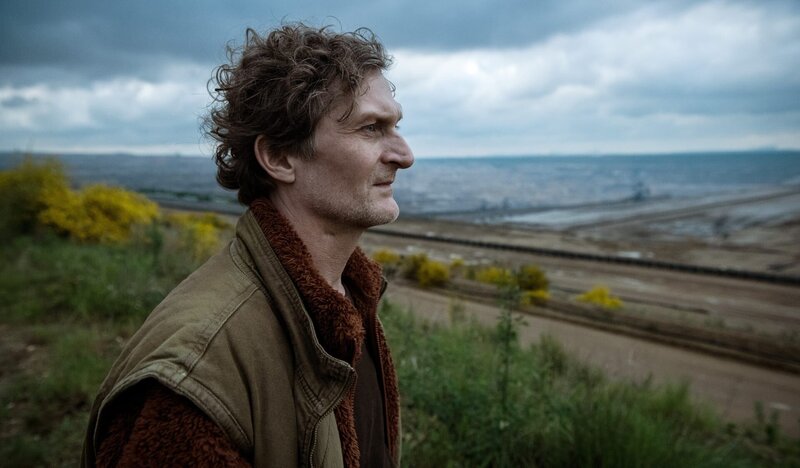 Konrad Baumann (Jörn Hentschel) steht an der Abbruchkante. – Bild: WDR/​Bavaria Fiction GmbH/​Martin Valentin Menke