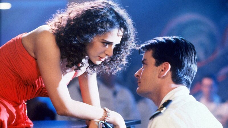 Topper (Charlie Sheen) hat ein Auge auf Ramada Thompson (Valeria Golino) geworfen.. – Bild: Twentieth Century Fox Film Corporation Topper (Charlie Sheen) hat ein Auge auf Ramada Thompson (Valeria Golino) geworfen.. – Bild: Twentieth Century Fox Film Corporation