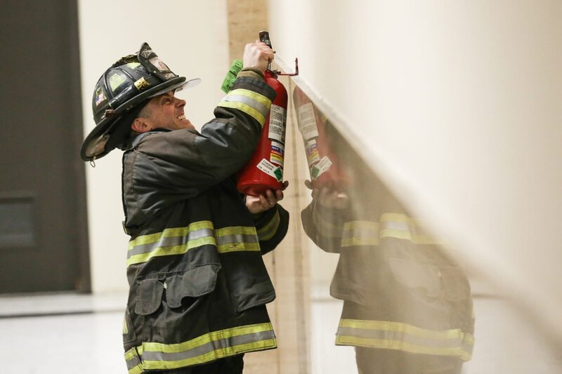 Christopher Herrmann (David Eigenberg) lässt nichts unversucht, um ein Feuer zu löschen. Der erste Griff vor Ort geht selbstverständlich zum Feuerlöscher. – Bild: NBCUniversal Media, LLC