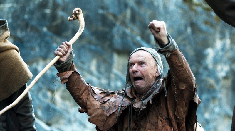 Glatzen-Per (Johan Ulveson) ruft die Hauptmänner zum Kampf. – Bild: 2024 Viaplay Group AB/​Filmlance International AB/​Film i Väst AB and Ahil UAB/​Audrius Solominas