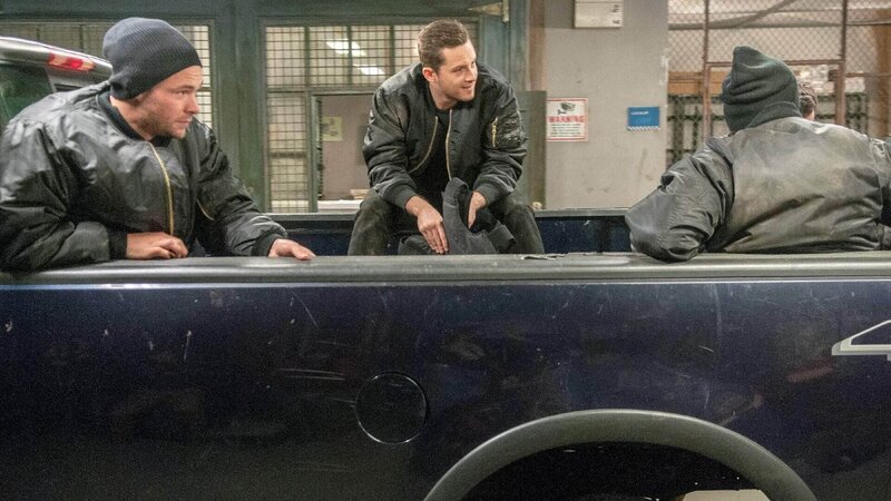 V.l.: Adam Ruzek (Patrick John Flueger), Jay Halstead (Jesse Lee Soffer), unbekannter Darsteller (Rückansicht) – Bild: RTL /​ NBC Studios