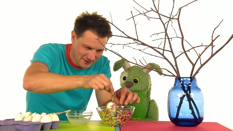 André und Knolle basteln mit Konfetti bunte Ostereier. Frohe Ostern! – Bild: WDR