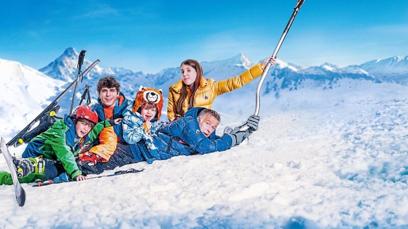 Weil seine Frau aus beruflichen Gründen verhindert ist, muss Antoine alleine mit den Kindern in den Skiurlaub fahren, der erwartungsgemäß ausartet. Von links: Maxime (Ilan Debrabant), Arthur (Swan Joulin), Jojo (Evan Paturel), Chloé (Violette Guillon), Antoine (Franck Dubosc) – Bild: ZDF Weil seine Frau aus beruflichen Gründen verhindert ist, muss Antoine alleine mit den Kindern in den Skiurlaub fahren, der erwartungsgemäß ausartet. Von links: Maxime (Ilan Debrabant), Arthur (Swan Joulin), Jojo (Evan Paturel), Chloé (Violette Guillon), Antoine (Franck Dubosc) – Bild: ZDF