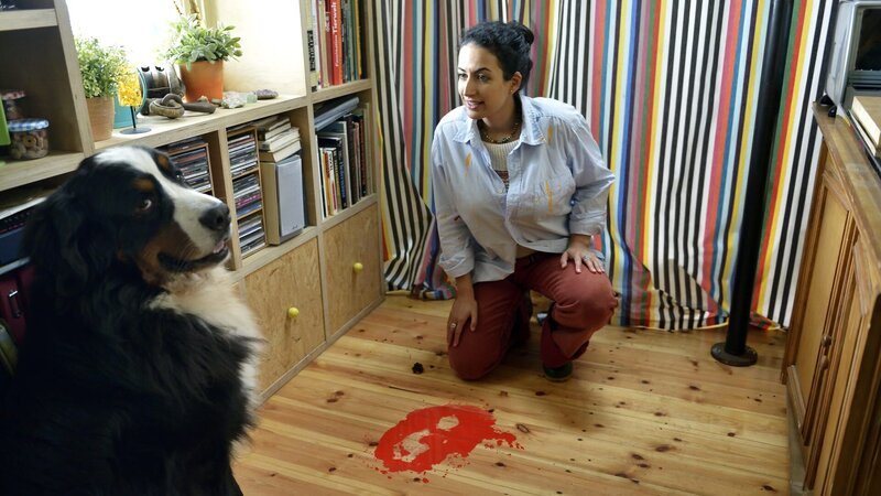 Langsam wird es Yasemin (Sanam Afrashteh) im Bauwagen mulmig. Seitdem Fritz nicht da ist, geschehen unheimliche Dinge. – Bild: ZDF/​Antje Dittmann