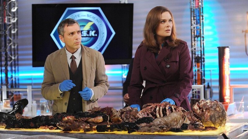 Als bei der Verfilmung ihres Buches eine echte Leiche am Set auftaucht, versucht Brennan (Emily Deschanel) mit Hilfe des Fußspezialisten Dr. Douglas Filmore (Scott Lowell) den Mord aufzuklären. – Bild: RTL Deutschland