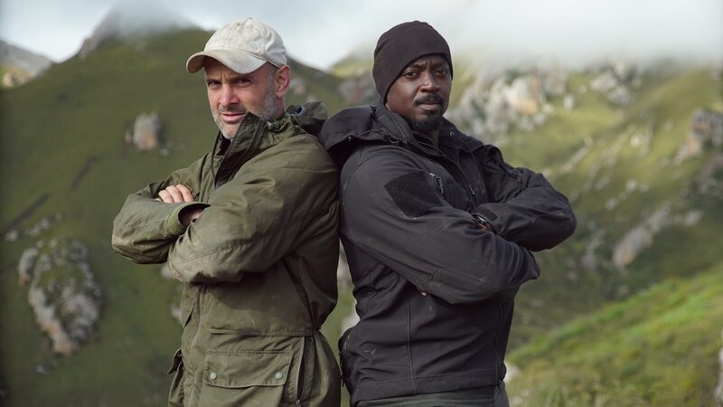 Ed Stafford and Hakim Isler posing for the camera – Bild: International Networks /​ Discovery Communications, LLC