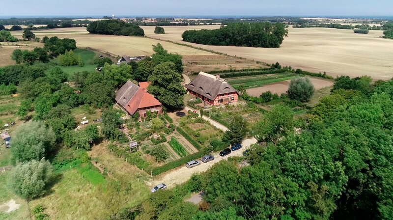 Der Biobetireb Hof Hoher Schönberg mit seinen Wiesen und Anbauflächen rings herum im Klützer Winkel nahe der Ostsee. – Bild: NDR