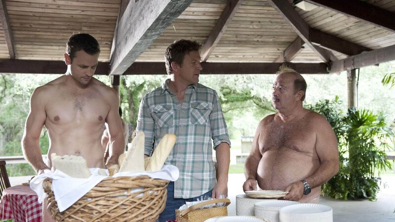 Nach einem Mord in einem Nudisten-Camp erhofft sich Jim (Matt Passmore, M.) von Phil Levine (Lea Coco) und einem weiteren Nudisten (r. Darsteller unbekannt) Hinweise, die ihn zum Mörder von Maggie Garret führen. – Bild: TVNOW