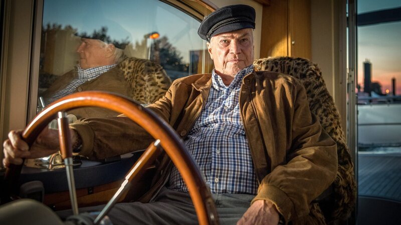 Wilfried Stegner (Jochen Busse) hat sich unbemerkt die Schlüssel von Töppers Yacht genommen und findet dort Unterschlupf. – Bild: ZDF und Boris Laewen
