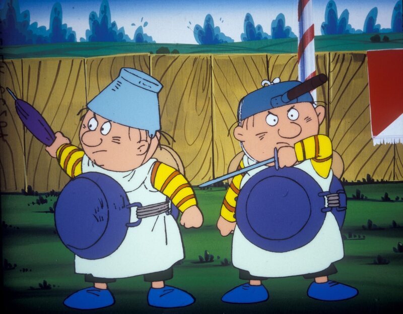 Tweedle Dee und Tweedle Dum stellen sich in selbstgebastelten Rüstungen zum Kampf auf. – Bild: ORF/​Apollo Filmverleih