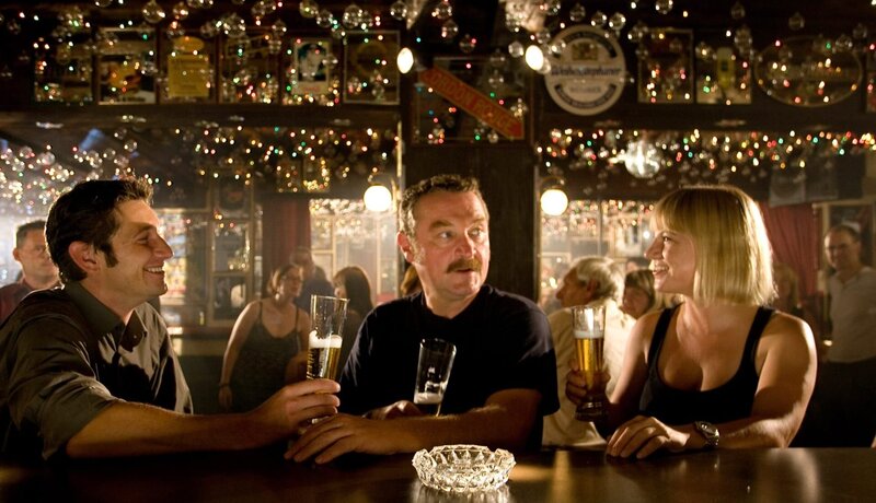 „Soko Kitzbühel“, „Ein falsches Leben (1).“ Als der renommierte Genforscher Dr. Alexander Schwenter auf dem Bauernhof seiner Adoptiveltern erschossen aufgefunden wird, steht die SOKO zunächst vor einem Rätsel. Eine Telefonnummer bringt die Ermittler schließlich auf die Spur. Und die führt zu Franz Koch, dem schwerreichen Eigentümer einer Supermarktkette, und seiner Familie. Oder was der eben für seine Familie hält. Sie führt auch zu seiner Haushälterin, Christine Peherstorfer, die die leibliche Mutter von Alexander ist, ihn aber zur Adoption freigegeben hat und nie wieder den Kontakt zu ihm gesucht hat. Ein mysteriöser Einbruch ins Gentechnik-Labor unterbricht kurzzeitig die Versuche der Ermittler, die familiären Strukturen bei Familie Koch zu durchschauen. Und dann stirbt Franz Koch.Im Bild (v.li.): Andreas Kiendl (Klaus Lechner), Ferry Öllinger (Kroisleitner), Kristina Sprenger (Karin Kofler). – Bild: ORF/​BEO Film/​Stella von Saldern