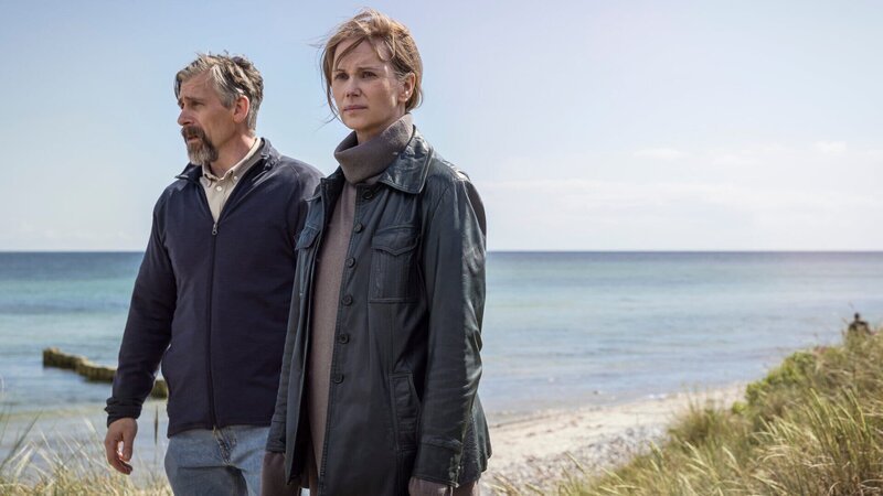 Jens (Hĺkan Bengtsson) und Iris (Sofia Helin) heften sich an die Fersen der verdächtigen Lehrerin Hillevi. – Bild: ZDF und Carolina Romare