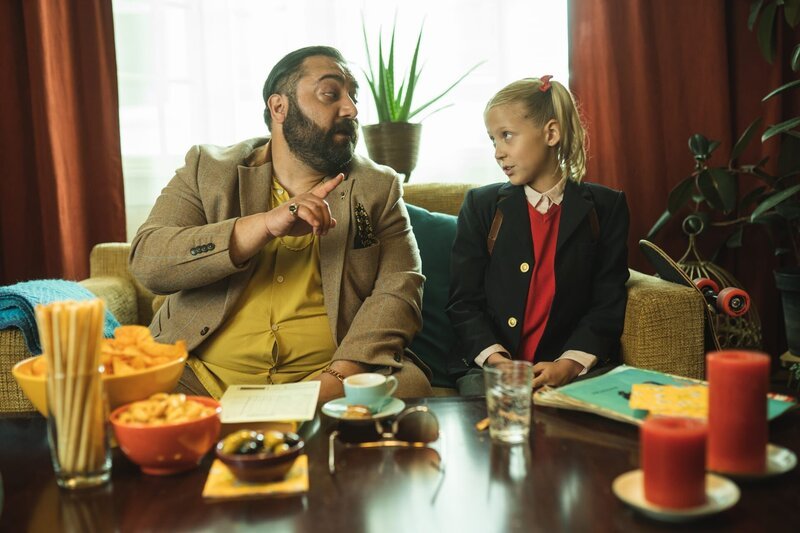 Carlo (Kailas Mahadevan, links) erklärt Lucy (Valerie/Violetta Arnemann, rechts), dass sie nicht alles glauben soll, was er sagt. – Bild: NDR/Daniel Dornhoefer Carlo (Kailas Mahadevan, links) erklärt Lucy (Valerie/Violetta Arnemann, rechts), dass sie nicht alles glauben soll, was er sagt. – Bild: NDR/Daniel Dornhoefer