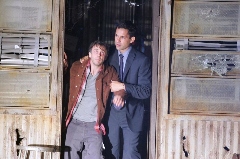 Teddy (David Eigenberg, l.) leidet unter einer Art Verfolgungswahn. Er glaubt, dass Außerirdische ihn verfolgen und bestrafen wollen. Danny Taylor (Enrique Murciano, r.) kümmert sich um ihn. – Bild: PLURIMEDIA (Warner Bros)