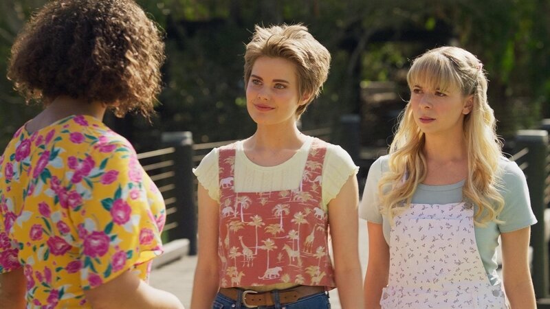 Imogen (Elizabeth Cullen, M. ) und Lily (Mia Milnes, r.) versuchen Ruksy (Rainbow Wedell, l.) davon zu überzeugen, dass mit ihrer Lehrerin Apinya etwas nicht stimmt. Doch Ruksy bewundert Apinya und möchte nicht glauben, dass diese etwas Unrechtes im Schilde führt. – Bild: ZDF
