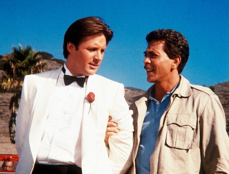 Lee (Bruce Boxleitner, li) wird von dem Schmuggler Rackam (Gary Wood, re) gefangen genommen, der ihn ermorden will. Jetzt kann Leenur hoffen, dass ihn Amanda noch rechtzeitig retten kann … – Bild: Sat.1 Gold