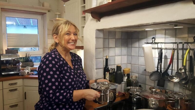 Gastgeberin Sabine – Bild: MG RTL D / ITV Studios Gastgeberin Sabine – Bild: MG RTL D / ITV Studios