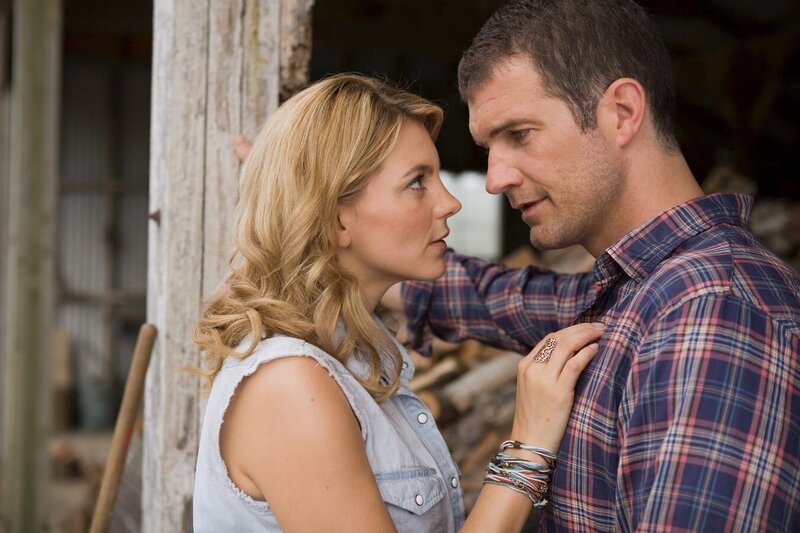 Louise Bähr und Simon Böer in „Emilie Richards – Entscheidung des Herzens“. – Bild: Romance TV