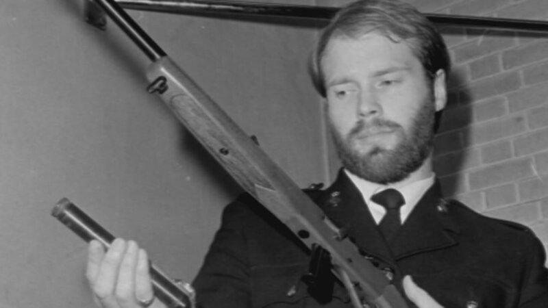 Durch den Schalldämpfer der Tatwaffe gerät Jeremy Bamber in den Fokus der Ermittler. – Bild: ZDF und Mindhouse Productions