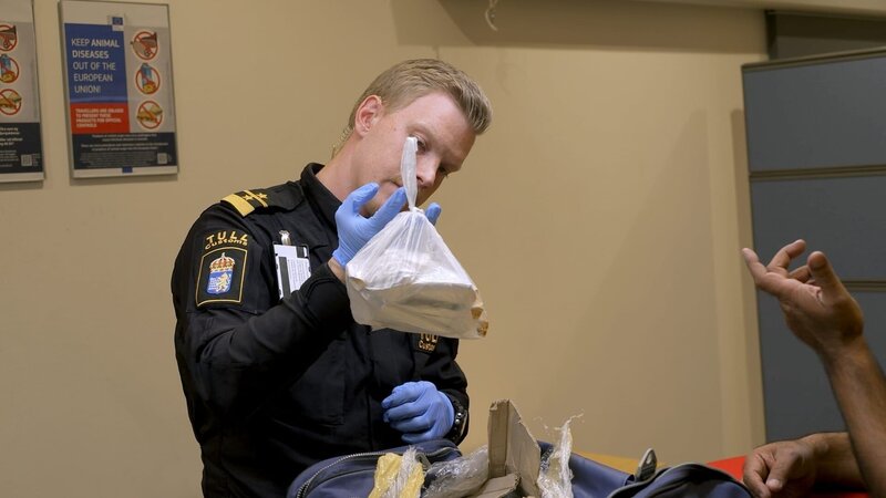 Alexander holds platic bag – Bild: Warner Bros. Discovery, Inc. or its subsidiaries and affiliates. All rights reserved.