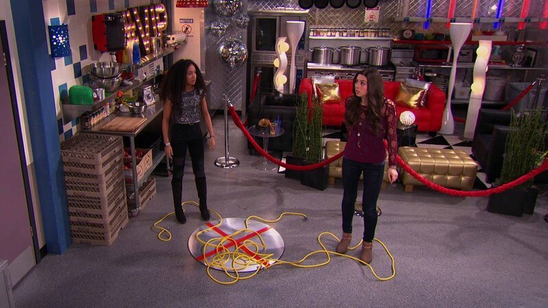 L-R: Simone (Genneya Walton), Phoebe Thunderman (Kira Kosarin) – Bild: ViacomCBS