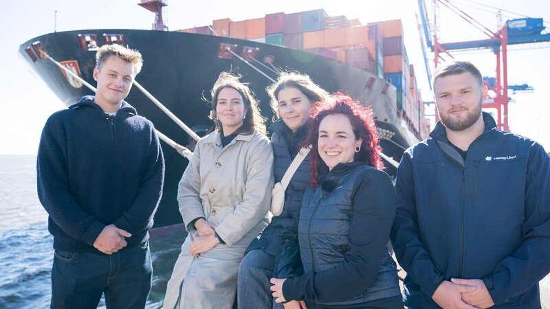 Das Team von ‚On Deck‘, die nautischen Offiziersauszubildenden, auf dem Frachtschiff von links: Ansgar Stark, Gweny Backs, Sofia Spirgatis, Selina Schwarz und Jamie von Bresinski. – Bild: ZDF