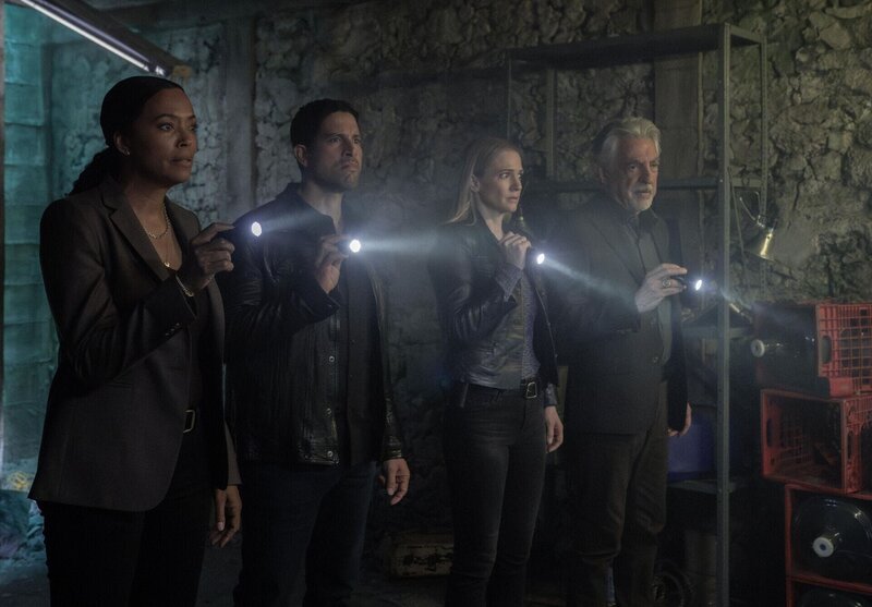 (v.l.n.r.) Dr. Tara Lewis (Aisha Tyler); Luke Alvez (Adam Rodriguez); Jennifer Jareau (A.J. Cook); David Rossi (Joe Mantegna) – Bild: ABC Signature and CBS Studios Inc.