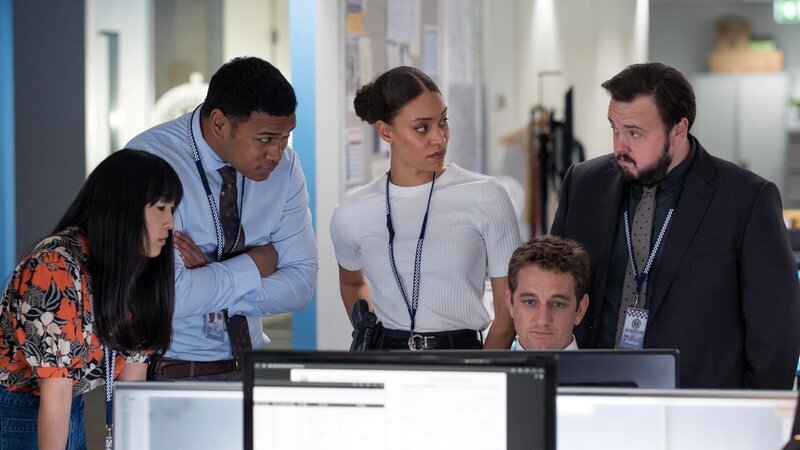 Von links: PC Cindy Yoo (Cassandra Sorrell), DC Paea Leniu (Chris Alosio), DS Meg Driscoll (Kirsty Sturgess), DC Lachie Hooper (Dylan Hare) und DS Max Drummond (John Bradley): sie sehen sich die Bilder an, die auf dem beschlagnahmten Handy von Oscar zu finden sind. – Bild: ZDF und Daniel Asher Smith