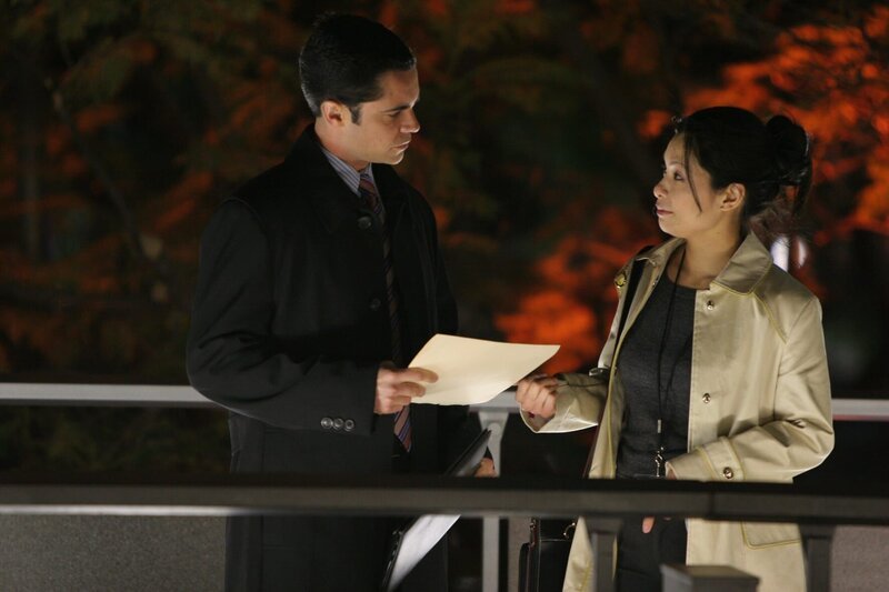 Wer war wirklich Schuld am Tod von Sloane, die vor 10 Jahren bei einem Autounfall ums Leben kam? Det. Scott Valens (Danny Pino, l.) und Frannie (Susan Chuang, r.) gehen der Sache auf den Grund … – Bild: Warner Bros. Television