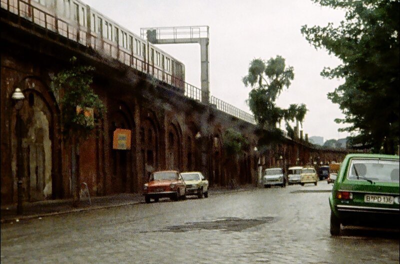 Ausblick auf eine Berliner Straße. – Bild: rbb