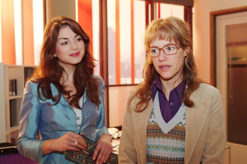 Mariella (Bianca Hein, l.) lädt Lisa (Alexandra Neldel, r.) auf einen Kaffee ein. Lisa weiß nun nicht, wie sie sich verhalten soll … – Bild: SAT.1 /​ Monika Schürle