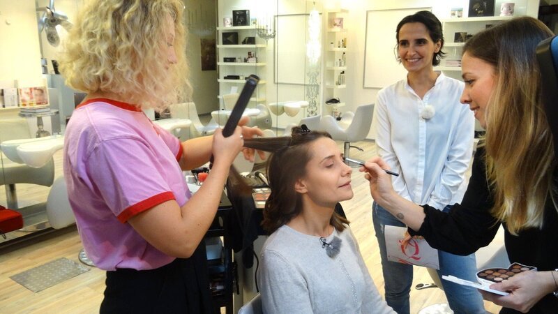 V.l.: Stylistin, Kandidatin Sibel, Shoppingbegleitung Pelin und Visagistin. – Bild: RTL /​ Constantin Ent.