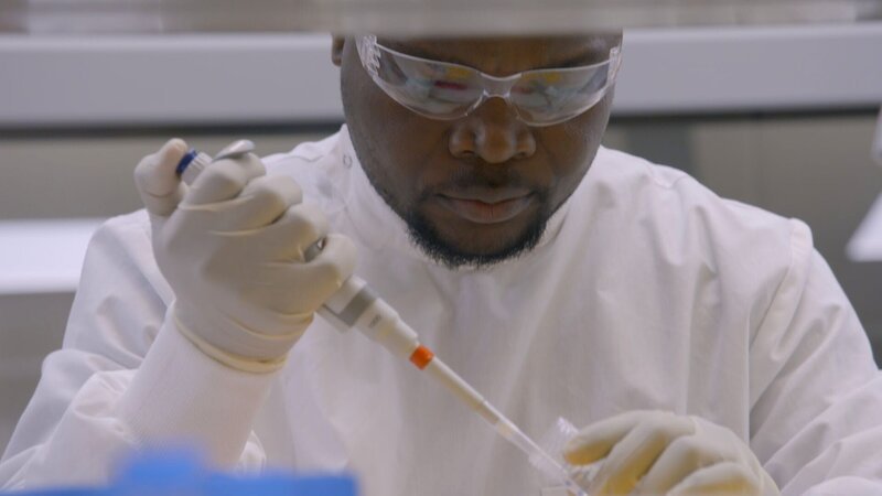 Dr Selorm Avumegah au travail dans le laboratoire de l’Université du Queensland. – Bild: ARTE F / BBC/Wingspan Productions Dr Selorm Avumegah au travail dans le laboratoire de l’Université du Queensland. – Bild: ARTE F / BBC/Wingspan Productions