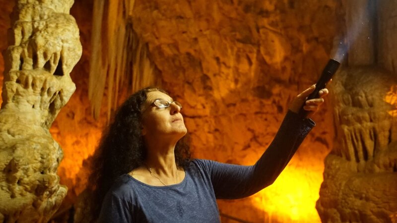 Geologin Elisa Kagan in der Höhle von Jericho. – Bild: Science Channel /​  Discovery Communications, LLC