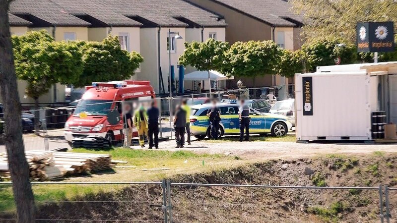 Bei Bauarbeiten in Elvis’ Nachbarschaft wird ein verdächtiger Gegenstand gefunden. Es könnte sich um eine alte Fliegerbombe handeln. Bestätigt sich der Verdacht, müssen Elvis und seine Familie evakuiert werden, um der Gefahr zu entgehen. – Bild: RTLZWEI