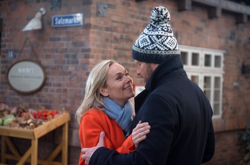 Mona (Jana Hora-Goosmann, l.) und Jens (Martin Luding, r.) nehmen schweren Herzens Abschied voneinander. – Bild: ARD/​Nicole Manthey