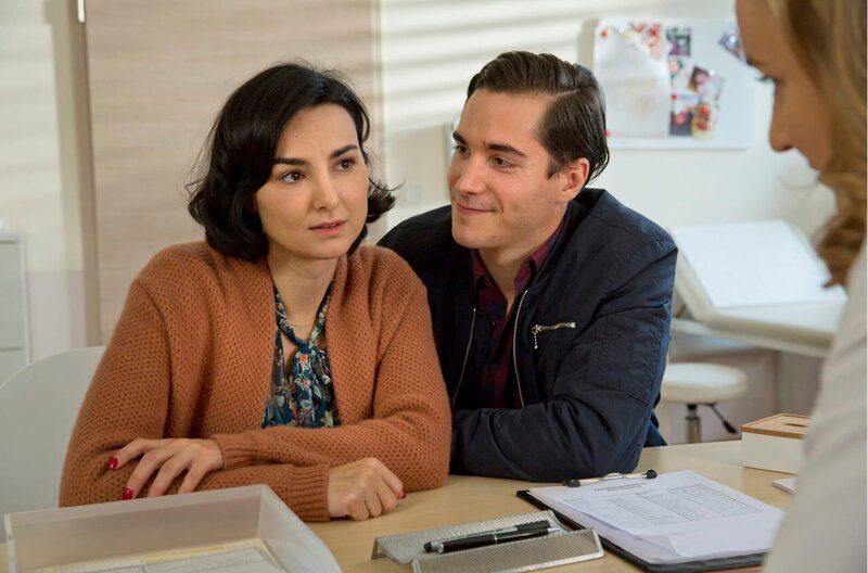 Martina (Mimi Fiedler, l.) hat starke Schmerzen in der Brust. Philipp (mit Francois Goeske, 2.v.r.) begleitet sie in die Praxis von Dr. Kleist. – Bild: ARD/​Volker Roloff /​ ARD-Programmdirektion